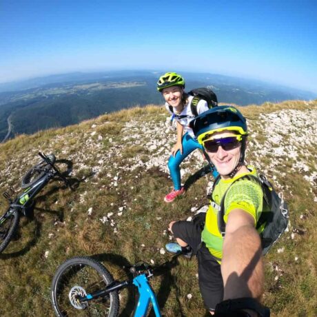 Pogled z vrha Nanosa na emtb izletu z električnimi kolesi